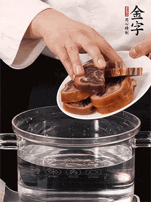 一包200g的金字火腿蹄片恰好搭配一個(gè)新鮮豬爪（豬腳）。都先加蔥姜、料酒焯水一遍，把血水清除后燉出來才能更清澈不油膩。