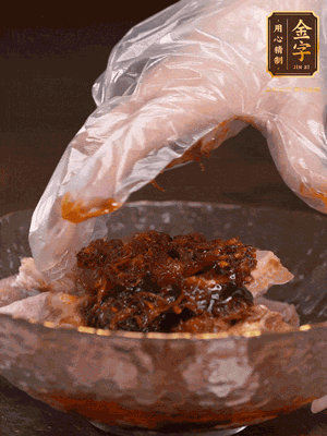 排骨用1勺蠔油、1勺醬油、1勺金字火腿XO醬抓勻腌制半小時(shí)