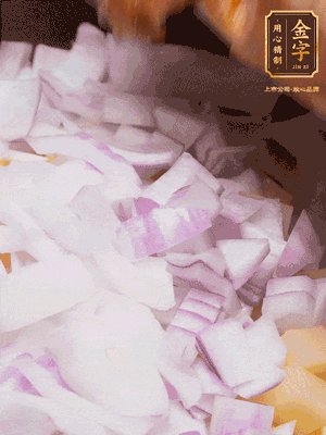 倒入洗干凈的大米、土豆丁、洋蔥碎、排骨、金字火腿xo醬、水