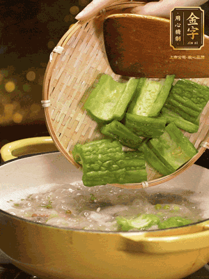 倒入熱水，和泡開的綠豆（連水）和火腿片，大火燒開燉一個(gè)小時(shí)