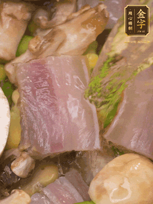 開蓋，放入河蝦繼續(xù)燜煮5分鐘