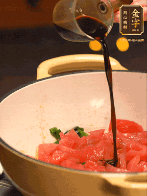 調(diào)味：1勺蠔油、1勺生抽、2轉(zhuǎn)胡椒粉和2勺番茄醬倒入400ml開水，燒至湯汁濃厚