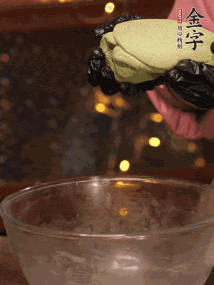 水里放點(diǎn)鹽，燒開后放艾草，一勺小蘇打，撈出浸入涼水，打成艾草泥