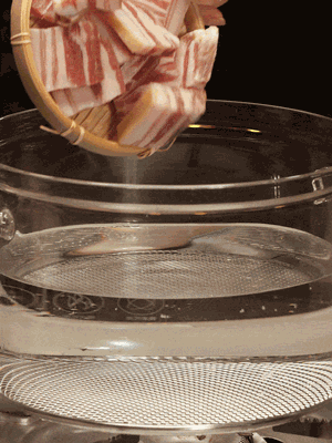 排骨、咸肉，一起下入鍋中，加入蔥，姜，料酒，倒入清水焯水清洗干凈