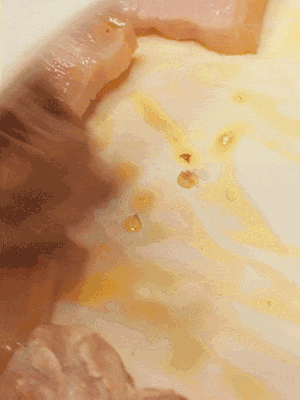 另起一鍋，將咸肉、鮮肉 翻炒出香味