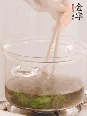 香椿焯水，變色后撈出，切成小段