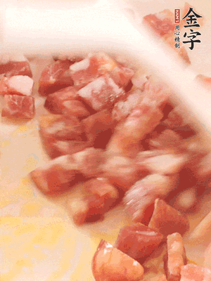 香腸炒出油脂，加入蠶豆煸炒