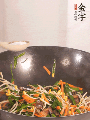 炒合菜：金字醬油肉、綠豆芽、韭菜