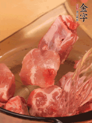 排骨冷水下鍋，加料酒、姜片，煮開綽水