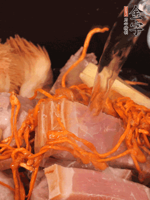 將所有食材一起倒進(jìn)鍋中，加水沒過食材，燉煮30分鐘即可