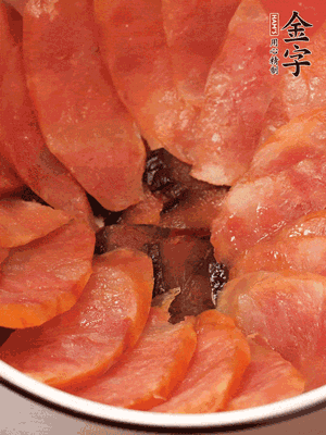 深碗涂抹豬油，頂端鋪枸杞，間隔鋪上香腸、醬油肉片