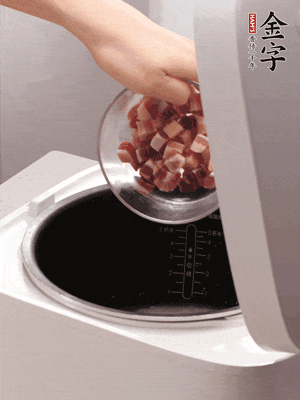 鍋中倒入豬油，油熱后炒熟上海青，給倒少許鹽調(diào)味