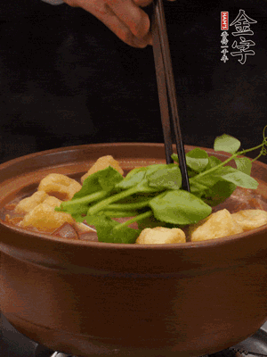 加筒骨煲的經(jīng)典配菜：金字土香腸、油豆腐、千張蓋上蓋子燜一會(huì)兒，耐心等候10分鐘。