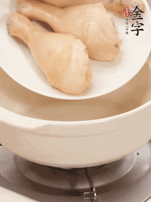 雞腿、火腿、干貝、蒜頭放入砂鍋內(nèi)燉1小時(shí)