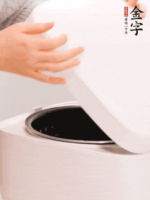 泡發(fā)香菇的水和調(diào)好的醬汁混合在一起，倒入電飯煲中，煮飯。