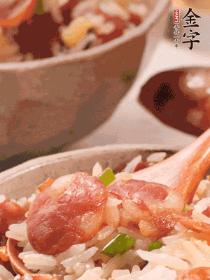 開蓋后，沿鍋邊淋2大勺花生油，大火烤出鍋巴。輕輕翻拌一下，撒點蔥花。