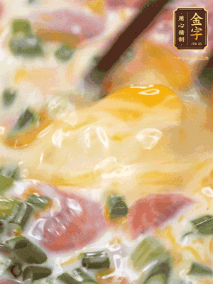 三個(gè)全蛋中加適量牛奶、鹽、黑胡椒粉、臘腸、蔥花攪拌均勻