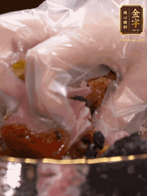 排骨洗凈后（蠔油、生抽、老抽、鹽、糖、淀粉、豆豉、蒜蓉、姜絲）腌制30分鐘