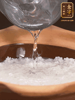 砂鍋底部刷一層油，加入大米和開水，水高1cm,大火燒開后轉(zhuǎn)中火煲5分鐘，到水微收干