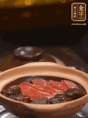 鋪上臘腸和排骨，鍋邊淋一圈油，小火煲10分鐘