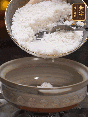 鍋底刷油，倒入米飯，水沒(méi)過(guò)即可，中小火燜10分鐘，戳幾個(gè)洞
