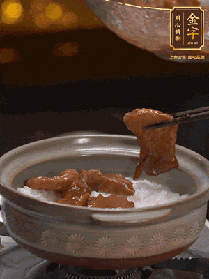 鋪上牛肉，鍋邊淋油在燜5分鐘