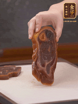 處理節(jié)瓜，刮掉表層的皮和毛，洗凈后去掉瓜蒂，切大塊