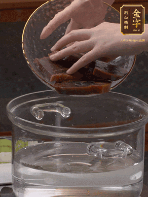 火腿蹄片冷水下鍋，水沸騰后煮5分鐘焯水