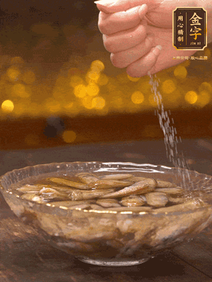 鮮活蟶子反復(fù)沖洗干凈，水中加鹽、芝麻香油浸泡30分鐘吐沙