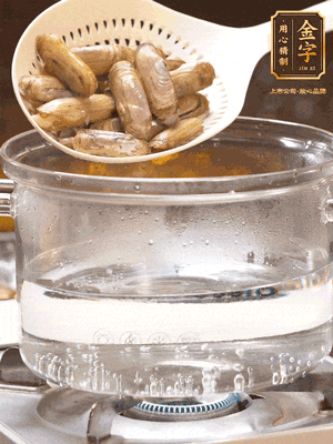 煮一鍋沸水，下蟶子汆燙30秒，撈出浸入冰水，取出蟶子肉