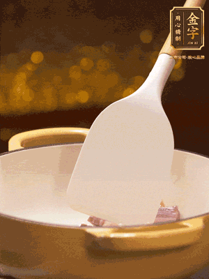 油溫7成熱，下蒜末、咸肉略微煸炒，再下絲瓜