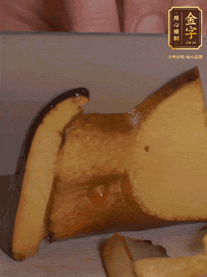 2個(gè)牛肝菌切丁，1個(gè)牛肝菌切片；金字香腸1根切丁，1根切片