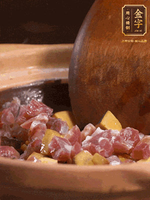 熱油下蒜片，倒入香腸丁、牛肝菌丁翻炒出香味