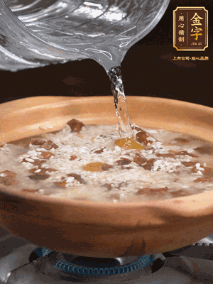 再倒入泡了30分鐘的大米翻拌均勻，加水稍微沒(méi)過(guò)（米水比例1:1），中火燜煮，到冒大泡，大致5分鐘