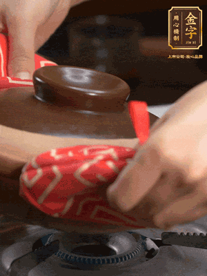 中火調(diào)成小火，鋪上香腸蓋蓋燜5分鐘。不斷轉(zhuǎn)動(dòng)瓦煲，讓側(cè)壁的飯形成飯焦