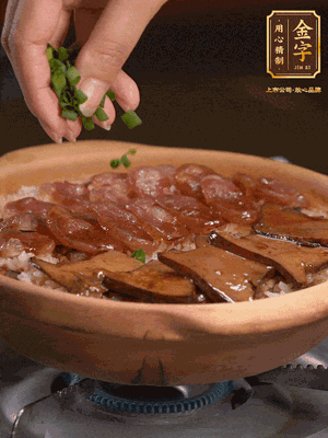 最后鋪上牛肝菌，爭(zhēng)分奪秒地倒上醬汁，撒點(diǎn)小蔥花