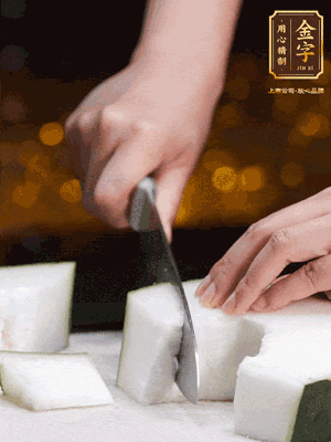 薏米提前浸泡好。冬瓜帶皮洗凈切塊