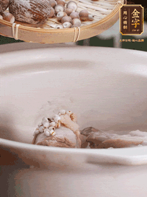 焯好水洗凈的鴨肉、薏米、芡實(shí)、蜜棗+適量水煲1小時(shí)