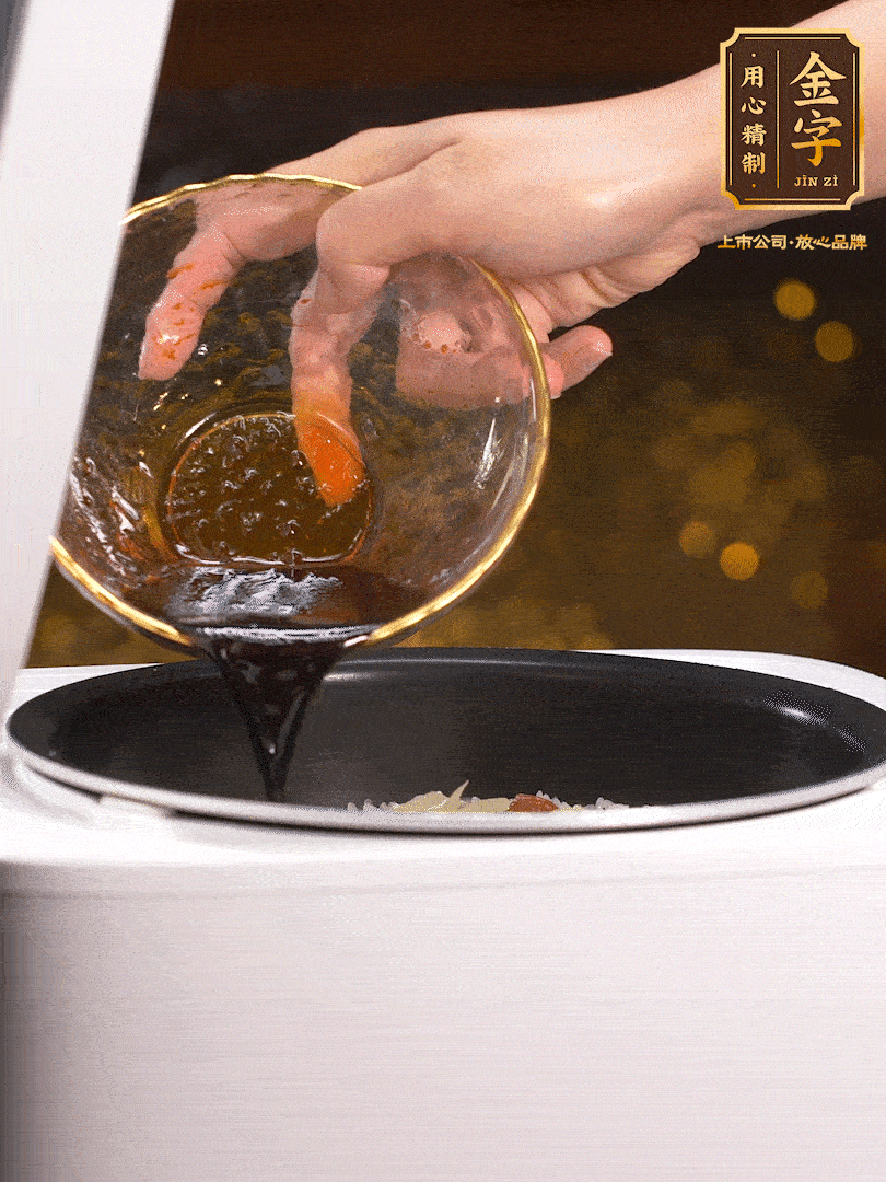 煮好后，淋上醬汁：2勺生抽、1勺老抽、1勺蠔油、半勺白糖、半勺香油、1勺水