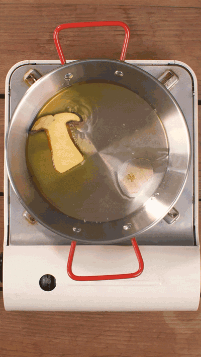 牛肝菌切片，用黃油煎熟