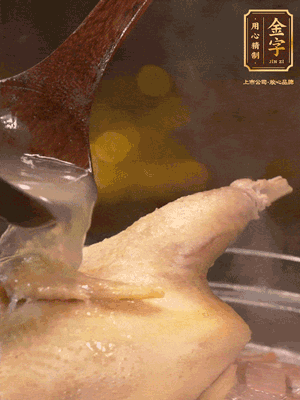 大火燒開后，撇去浮沫。轉(zhuǎn)小火燉2個(gè)小時(shí)