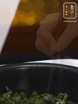 煮飯鍵開(kāi)煮，根據(jù)個(gè)人口味加鹽