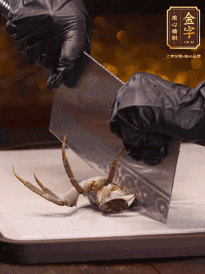 用刷子刷干凈六月黃，一斬二。把蟹蓋、蟹胃拿出來(lái)。