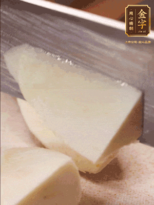 茭白去殼，底部一層老皮刨掉，切成滾刀塊