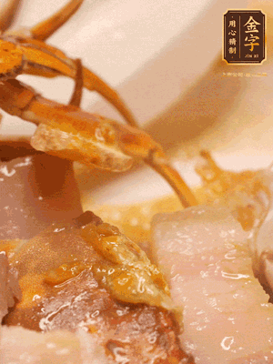 顏色變紅時(shí)，放蔥結(jié)、姜片煸香，再放咸肉、茭白、毛豆翻炒