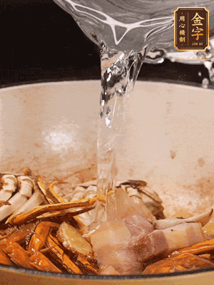 加料酒/花雕酒去腥，加入開(kāi)水燜10分鐘左右