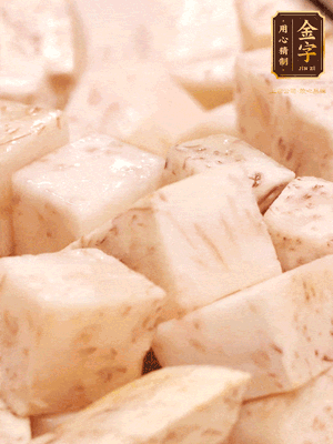 鍋上火下足油，將芋頭炸金黃色至熟