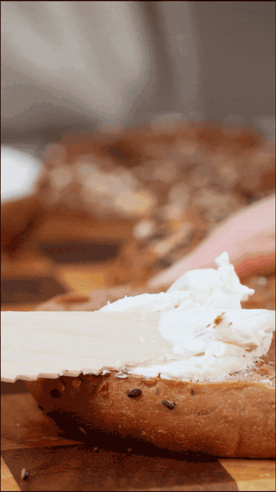 貝果在烤箱中180度復(fù)烤5分鐘，涂上芝士