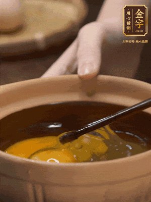 雞蛋打入砂鍋，充分打勻，1.5倍的溫水加一勺鹽，倒入蛋液中，攪拌均勻后用勺子舀去表面浮沫