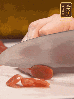 臘腸下水煮10分鐘，切薄片